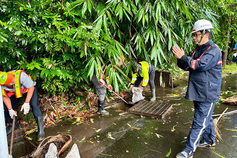 陳其邁(右)感謝搶修道路的施工人員。 圖:高雄市政府/提供