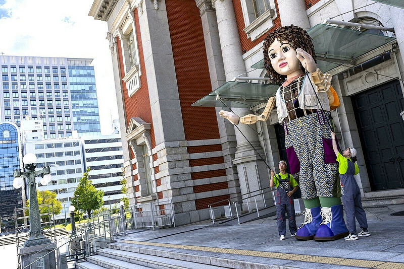 「藝術報國」的艾拉已準備就緒,踏上大阪中央公會堂廣場,4.2公尺高的大型戲偶預計將成為吸睛焦點。 圖:文化部提供