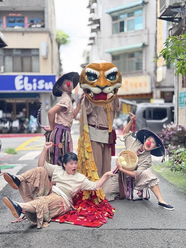 野孩子肢體劇場透過默劇表演，重新演繹廣受喜愛的臺灣繪本經典故事《虎姑婆》。   圖：文化部提供