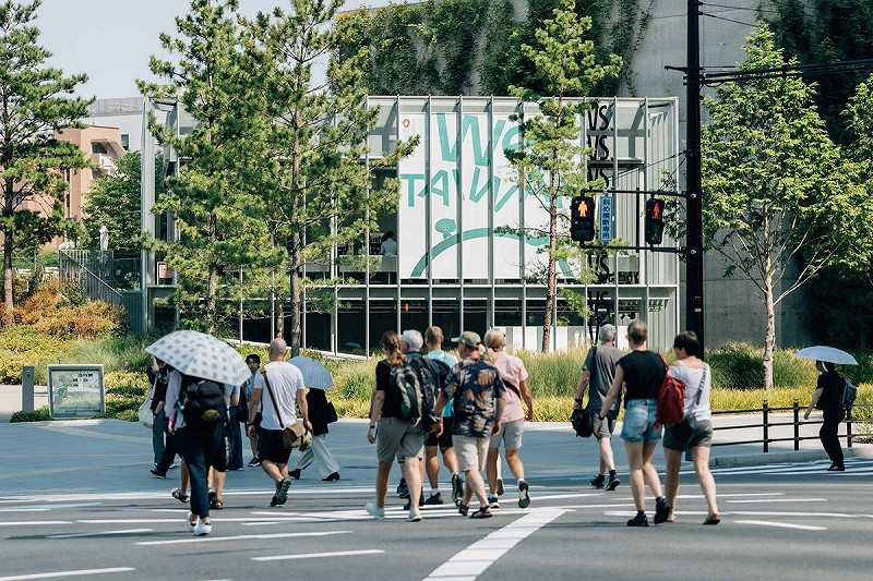 「We_TAIWAN」醒目的主視覺標示正式放上核心展覽「臺灣光譜」所在的VS.場館,向世界宣告「臺灣已準備就緒」。 圖:文化部提供