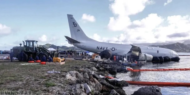 2023 年 11 月 20 日，一架 P-8A 因降落失誤意外在夏威夷衝出跑道，並落入海水中。   圖：翻攝自 騰訊網 hawk26 講武堂