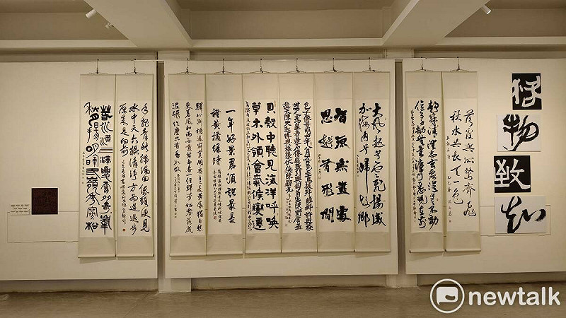 「台灣科技人書法篆刻聯展──格物致知」參展者除了零與一的理性，更懂得在中間尋找感性的介質，讓理性更加柔軟，讓感性更有溫度。不管是執筆或是執刀，在行雲流水間，皆刻畫出對書法篆刻藝術的熱情與神往。   圖：黃博郎／攝