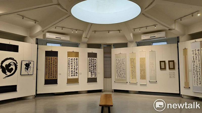「台灣科技人書法篆刻聯展──格物致知」參展者除了零與一的理性,更懂得在中間尋找感性的介質,讓理性更加柔軟,讓感性更有溫度。不管是執筆或是執刀,在行雲流水間,皆刻畫出對書法篆刻藝術的熱情與神往。 圖:黃博郎/攝