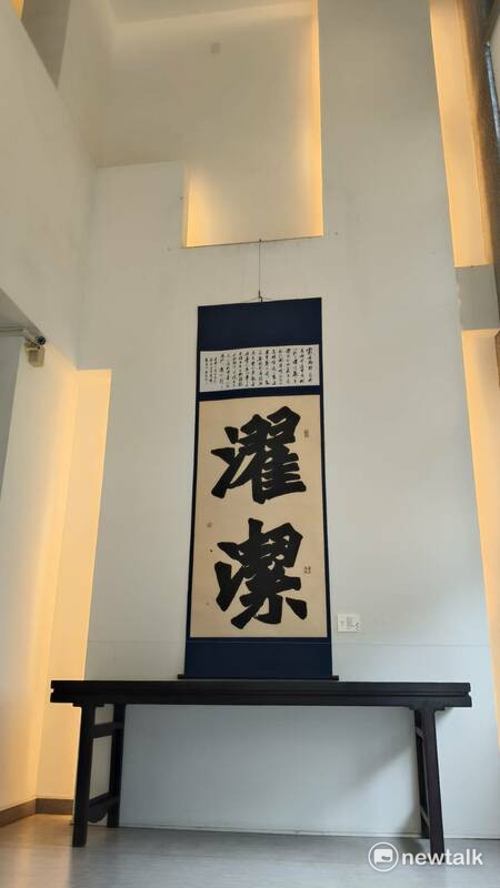 「台灣科技人書法篆刻聯展──格物致知」參展者除了零與一的理性,更懂得在中間尋找感性的介質,讓理性更加柔軟,讓感性更有溫度。不管是執筆或是執刀,在行雲流水間,皆刻畫出對書法篆刻藝術的熱情與神往。 圖:黃博郎/攝
