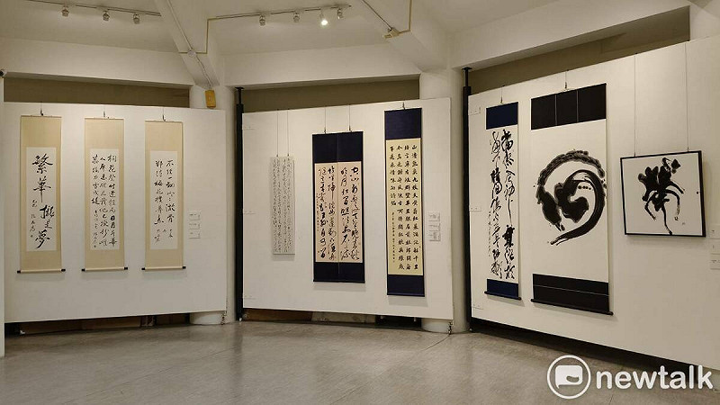 「台灣科技人書法篆刻聯展──格物致知」參展者除了零與一的理性,更懂得在中間尋找感性的介質,讓理性更加柔軟,讓感性更有溫度。不管是執筆或是執刀,在行雲流水間,皆刻畫出對書法篆刻藝術的熱情與神往。 圖:黃博郎/攝