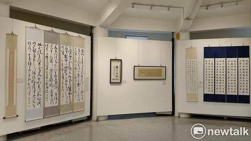「台灣科技人書法篆刻聯展──格物致知」參展者除了零與一的理性,更懂得在中間尋找感性的介質,讓理性更加柔軟,讓感性更有溫度。不管是執筆或是執刀,在行雲流水間,皆刻畫出對書法篆刻藝術的熱情與神往。 圖:黃博郎/攝