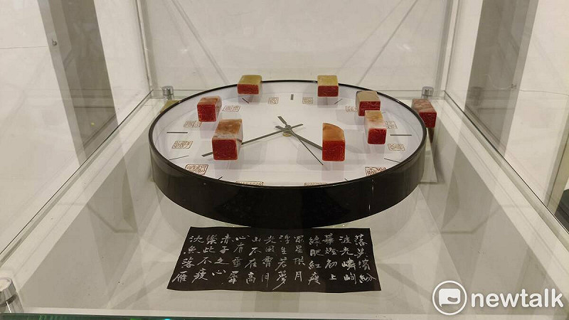 「台灣科技人書法篆刻聯展──格物致知」參展者除了零與一的理性,更懂得在中間尋找感性的介質,讓理性更加柔軟,讓感性更有溫度。不管是執筆或是執刀,在行雲流水間,皆刻畫出對書法篆刻藝術的熱情與神往。 圖:黃博郎/攝