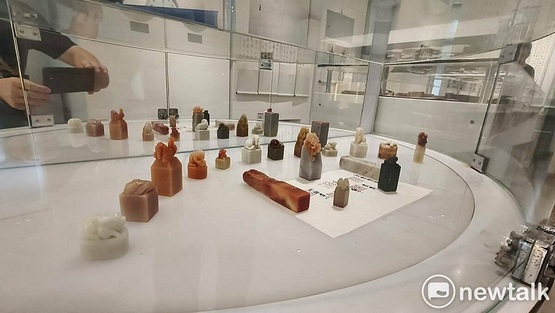 「台灣科技人書法篆刻聯展──格物致知」參展者除了零與一的理性,更懂得在中間尋找感性的介質,讓理性更加柔軟,讓感性更有溫度。不管是執筆或是執刀,在行雲流水間,皆刻畫出對書法篆刻藝術的熱情與神往。 圖:黃博郎/攝