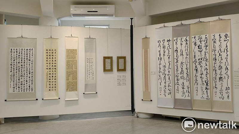 「台灣科技人書法篆刻聯展──格物致知」參展者除了零與一的理性,更懂得在中間尋找感性的介質,讓理性更加柔軟,讓感性更有溫度。不管是執筆或是執刀,在行雲流水間,皆刻畫出對書法篆刻藝術的熱情與神往。 圖:黃博郎/攝