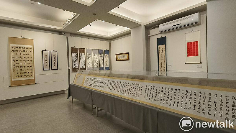 「台灣科技人書法篆刻聯展──格物致知」參展者除了零與一的理性,更懂得在中間尋找感性的介質,讓理性更加柔軟,讓感性更有溫度。不管是執筆或是執刀,在行雲流水間,皆刻畫出對書法篆刻藝術的熱情與神往。 圖:黃博郎/攝