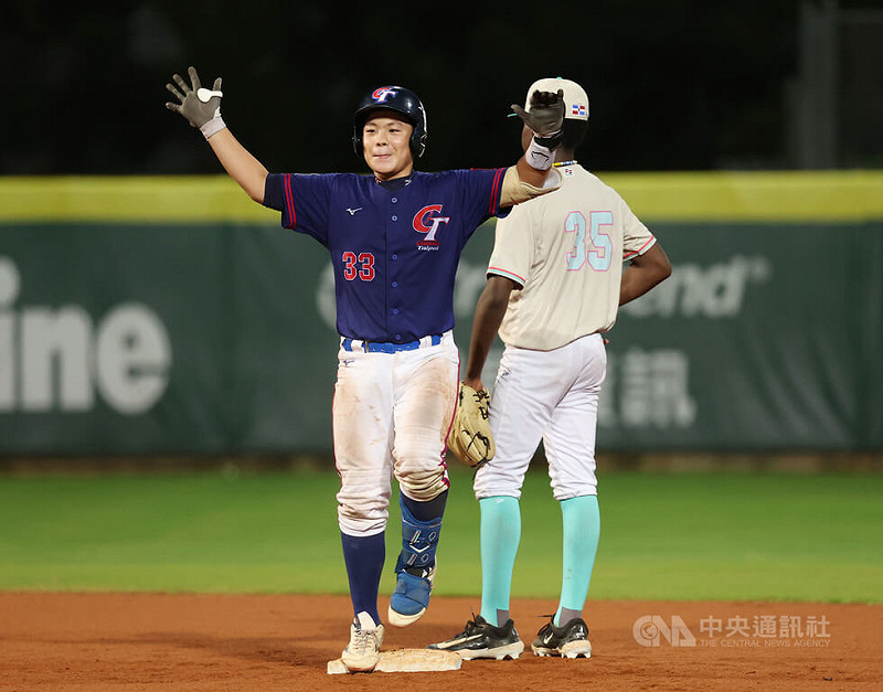 U12世界盃棒球賽台灣隊長李權恩（左）預賽打得悶，31日晚間複賽首戰交手多明尼加，敲出扎實二壘打增添自信，助隊搶下勝利。中央社記者張新偉攝  114年7月31日   