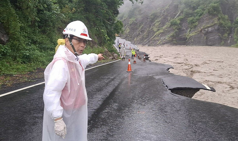 林欽榮視察那瑪夏區聯外道路坍方中斷災情。   圖：高雄市水利局/提供