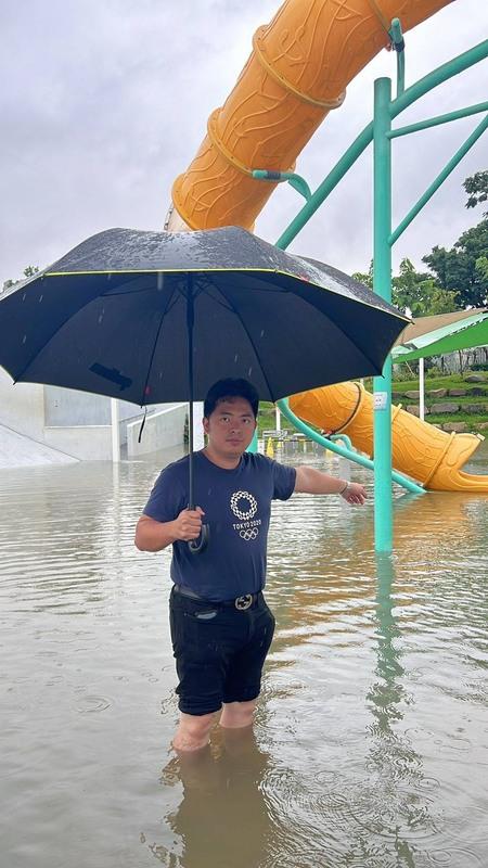 強降雨過後，馬卡龍公園兒童遊戲區嚴重積水，水深達成人膝蓋，設施幾乎全數浸沒。   圖：台中市議員蔡耀頡/提供