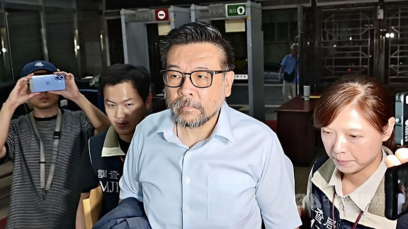 台北市議會副議長葉林傳疑透過人頭經營電子遊戲場，並涉嫌透過修法圖利業者。北檢7月31日指揮調查局搜索、約談葉林傳，檢察官1日凌晨諭令葉林傳500萬元交保，並實施電子監控、限制出境、出海。中央社記者林長順攝 114年8月1日   