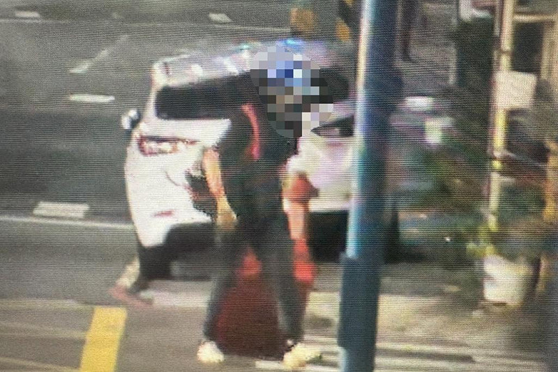 警方持續調閱並回溯長達22天的監視器畫面，最終掌握關鍵影像，確認涉案的陳男曾於7月6日拖著行李箱棄屍於新莊區新泰路381巷水溝內。   圖：民眾提供