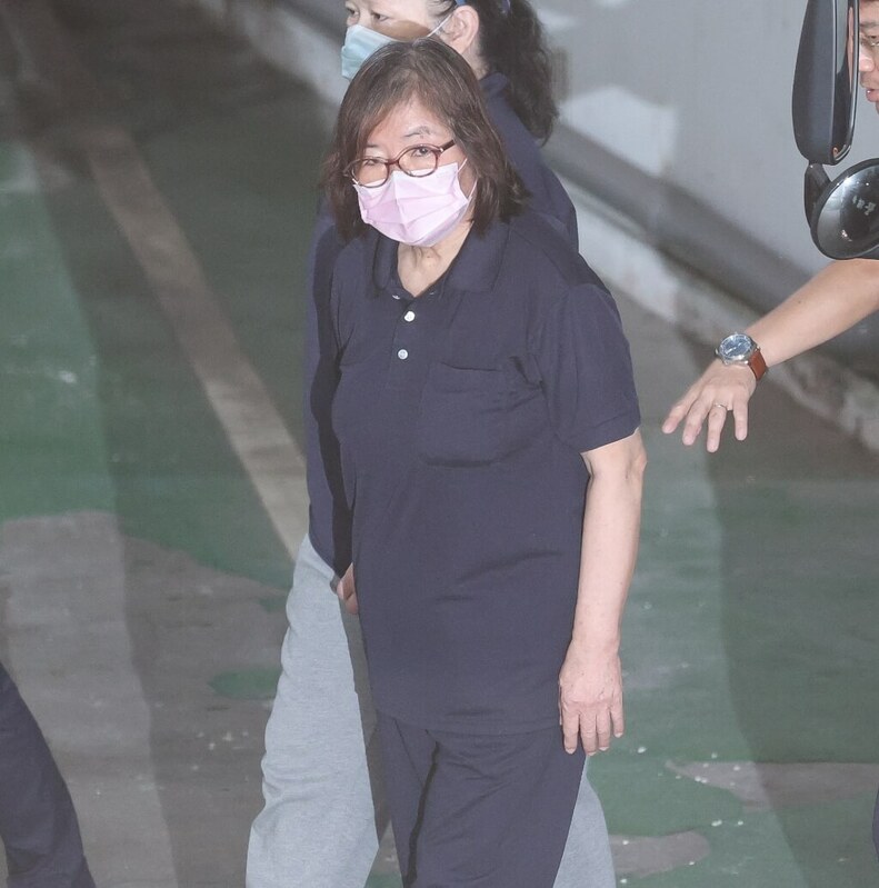 台北地方法院審理雙吳罷免提議書涉偽造案，1日首度開庭，上午提訊在押的國民黨台北市黨部主委黃呂錦茹（前）。中央社記者謝佳璋攝  114年8月1日   