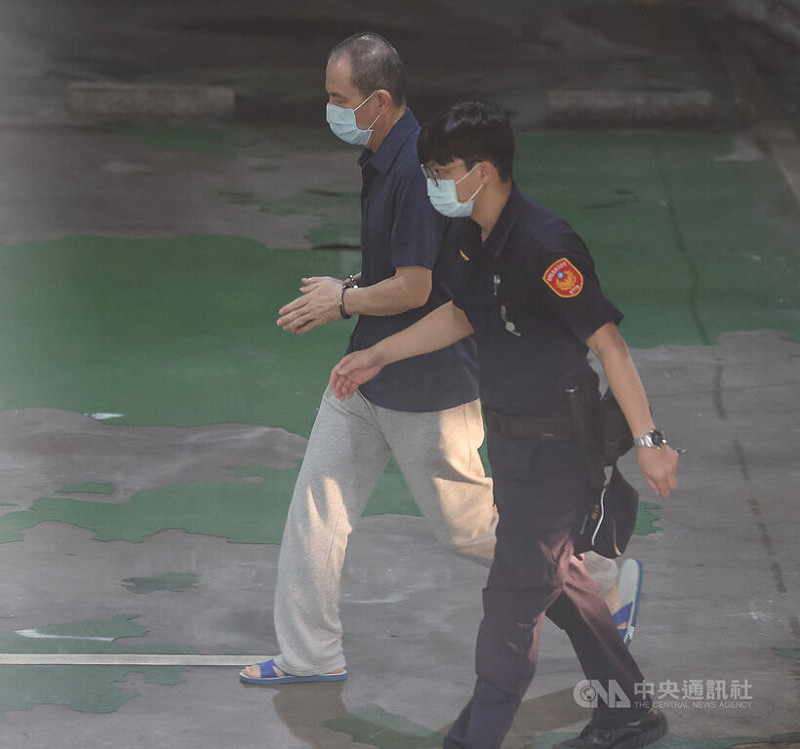 台北地方法院審理雙吳罷免提議書涉偽造案,1日首度開庭,上午提訊在押的國民黨台北市黨部書記長初文卿(左)。中央社記者謝佳璋攝 114年8月1日