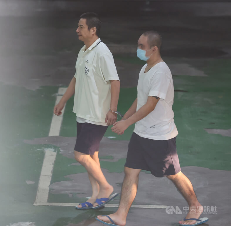 台北地方法院審理雙吳罷免提議書涉偽造案,1日首度開庭,上午提訊在押的國民黨台北市黨部總幹事姚富文(左)。中央社記者謝佳璋攝 114年8月1日