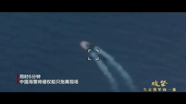 面對潑灑不明液體且手持槍械的「外國侵權人士」,中國海警僅費時 6 分鐘就完成行動,制伏外籍船員的同時將船隻拖離仁愛礁海域。 圖:翻攝自 紅星新聞