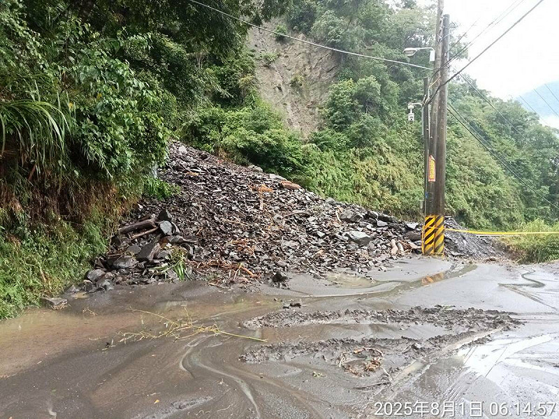高雄市桃源區因持續降雨影響導致台20線104K+500 (梅山口路段)野溪土石漫流淹沒道路約30公尺。   圖：公路局南區養護工程分局