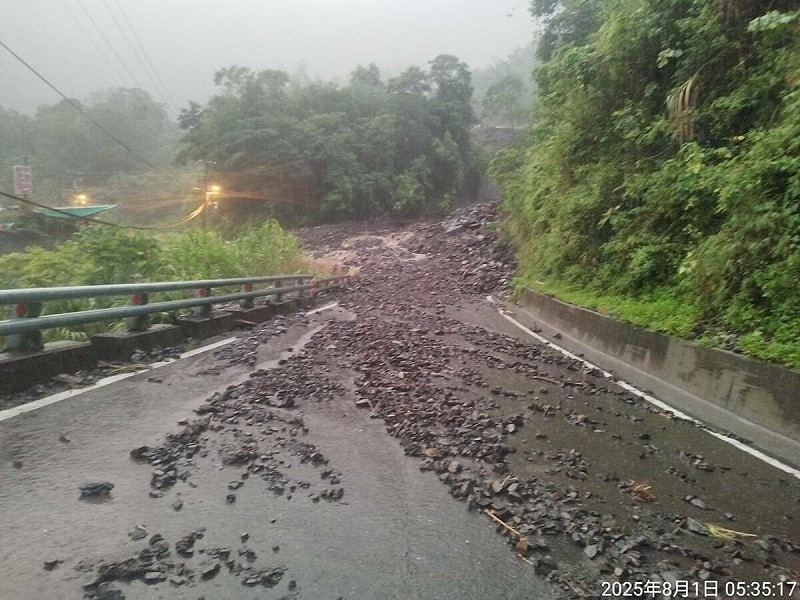 桃源區台20線104K+500 (梅山口路段)因土石流造成道路阻斷。 圖:公路局南區養護工程分局
