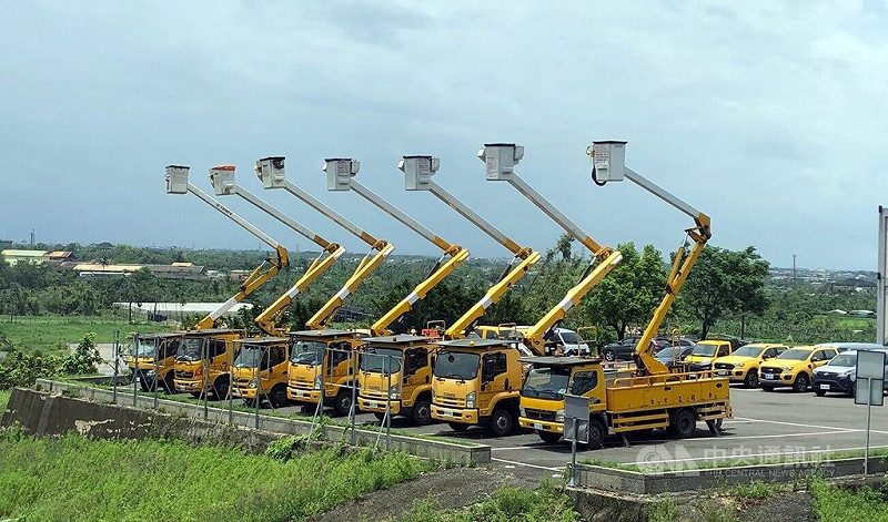 台電嘉義員工李元瀚7月15日因搶修電力遭電擊身亡,器捐遺愛人間,1日在嘉義市立殯儀館舉行告別式,現場台電7輛升空車高舉機械臂致敬,送別英雄。中央社記者黃國芳攝 114年8月1日