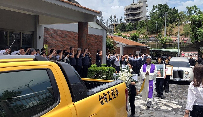 台電嘉義員工李元瀚7月15日因搶修電力遭電擊身亡,器捐遺愛人間,1日在嘉義市立殯儀館舉行告別式,最後由台電同事列隊恭送靈柩,淚送昔日同事最後一程。中央社記者黃國芳攝 114年8月1日