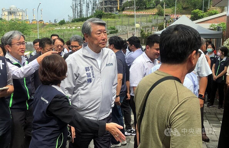台電嘉義員工李元瀚7月15日因搶修電力遭電擊身亡,器捐遺愛人間,1日在嘉義市立殯儀館舉行告別式,經濟部長郭智輝(中)出席悼念。中央社記者黃國芳攝 114年8月1日