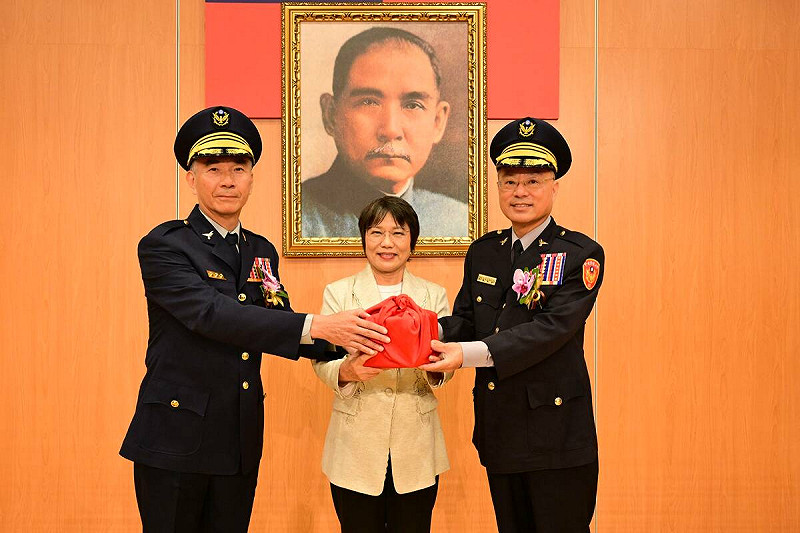 內政部中央警察大學於今(1)舉辦代理、新任校長交接典禮，由部長劉世芳監交。   圖：內政部提供