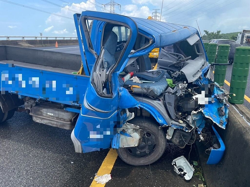 國道3號沙鹿路段1日上午發生車禍事故，小貨車撞內側護欄，車頭嚴重毀損，駕駛送醫救治。（民眾提供）中央社記者趙麗妍傳真 114年8月1日   
