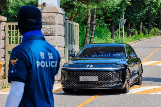 8月1日上午，執行逮捕令失敗後，特別檢察組的車輛從韓國首爾拘留所駛出。   圖 : 翻攝自IC Photo