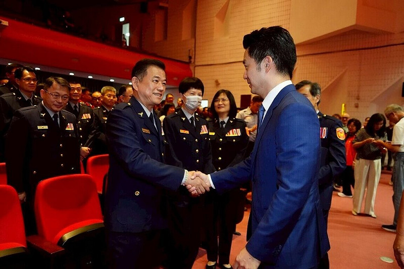 警政署公布調動高階警官人事，台北市警局1日舉辦布達交接典禮，包含原大同分局分局長陳勇華接萬華分局分局長等9名分局警官調動，市長蔣萬安（右）到場主持。（北市府提供）中央社記者劉建邦傳真　114年8月1日   