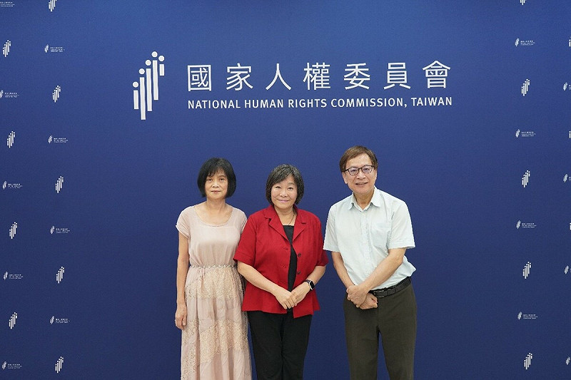 國家人權委員會紀惠容副主任委員(中）及新任人權委員王麗珍委員(左)與林郁容委員合影   圖：國家人權委員會提供