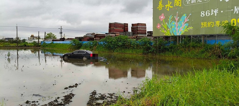 1輛懸掛註銷車牌的BMW自小客車，7月31日下午在國道1號台南路段拒檢往北逃離，警方尾隨卻發現自小客掉進安定交流道旁水塘，駕駛已逃逸無蹤。（國道警察局提供）中央社記者張榮祥台南傳真 114年8月1日   