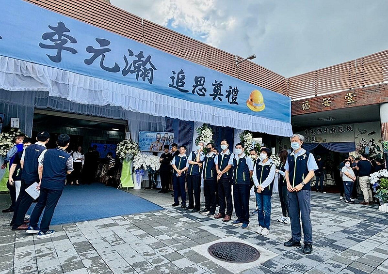 台電員工參加嘉義區處同仁李元瀚的告別式，淚送昔日同事最後一程。   圖：台灣電力公司提供