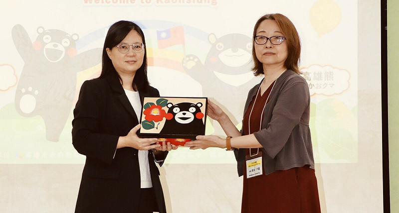 雙方交換紀念品。 圖:高雄市教育局/提供