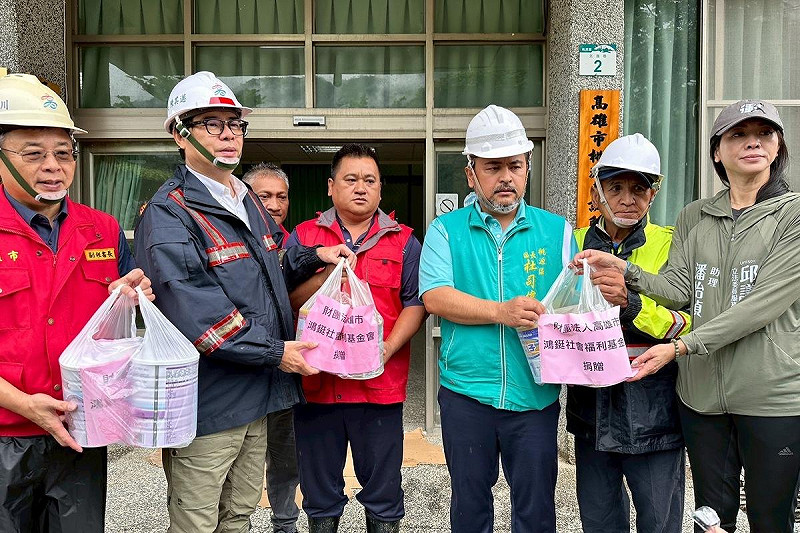 陳其邁(左二)與桃源區長杜司偉(右三)準備送物資到災區。   圖：高雄市政府/提供