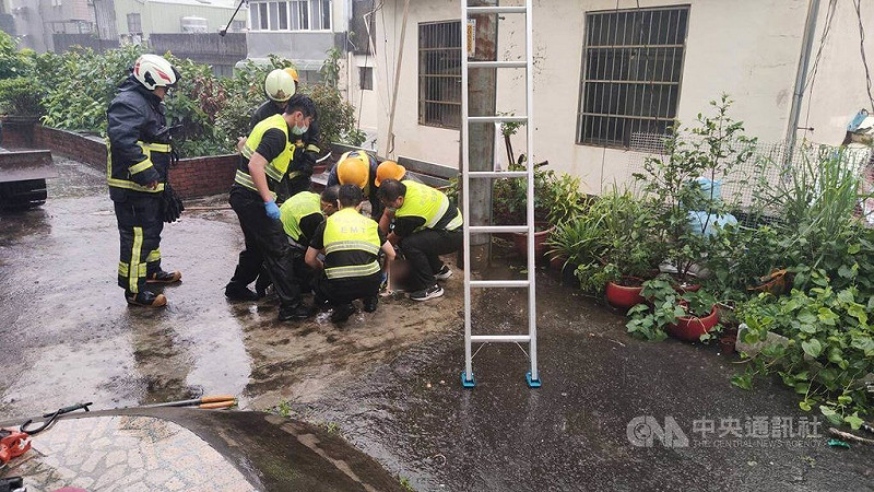 新北市鶯歌區中正一路一處巷弄內1日下午傳出意外，台電承攬商一名工程人員在更換低壓桿線時疑似感電，在電線桿上昏迷，警消獲報到場協助脫困，男子呈OHCA送醫搶救。（翻攝畫面）中央社記者趙敏雅傳真  114年8月1日   