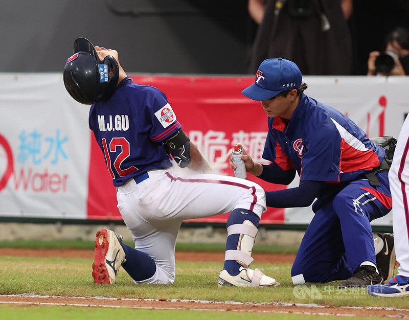 U12世界盃棒球賽台灣隊複賽首戰搶勝，但球員古夢杰（左）首打席遭觸身球保送，經檢查為右前臂尺骨挫傷腫脹，1日與美國的賽事將先休兵。中央社記者張新偉攝  114年8月1日   