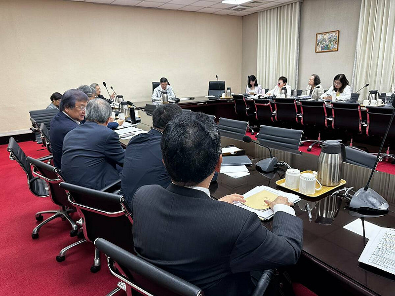 行政院長卓榮泰今（1）日下午召集相關部會首長與行政院台美經貿工作小組，針對美方最新對我國公布20%的「暫時性稅率」，討論「因應美國關稅我國出口供應鏈支持方案」執行情形及特別預算的籌編。   圖：行政院提供