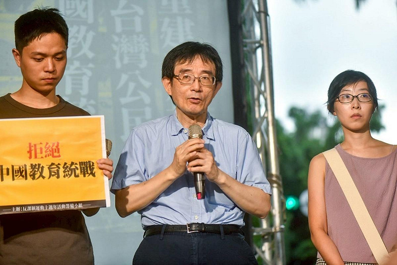 台灣教授協會會長薛化元(中)。 圖:反課綱運動十週年籌備小組提供