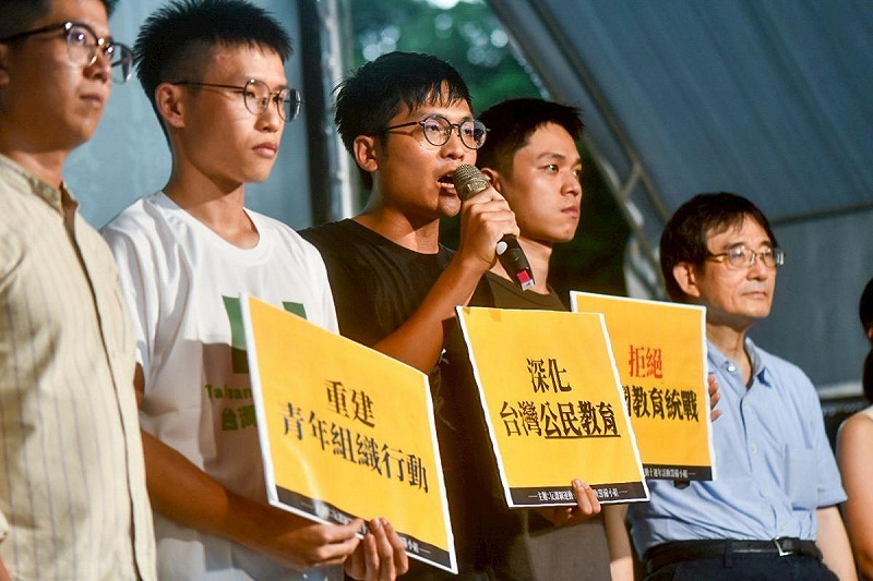 「反課綱運動10週年」活動籌備小組成員許冠澤(中)。 圖:反課綱運動十週年籌備小組提供