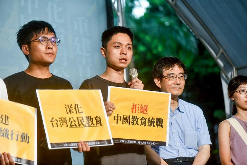 「反課綱運動10週年」活動籌備小組成員蕭任佑(中)。 圖:反課綱運動十週年籌備小組提供