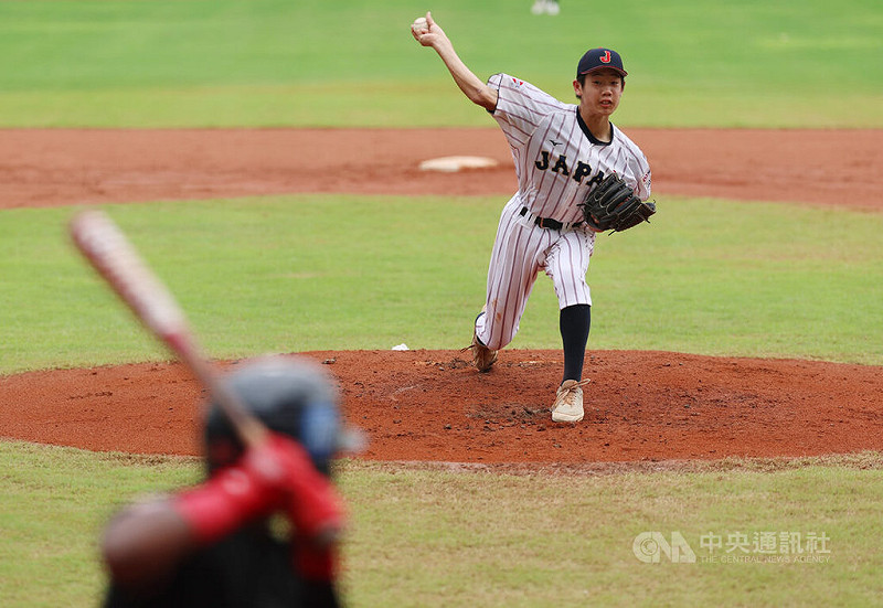 U12世界盃棒球賽複賽多明尼加1日在台南亞太國際棒球訓練中心與日本交手,日本隊佐橋陸公中繼1局失3分都非責失分、拿下勝投,打擊方面1轟、獲1觸身球保送,貢獻3分打點。中央社記者張新偉攝 114年8月1日