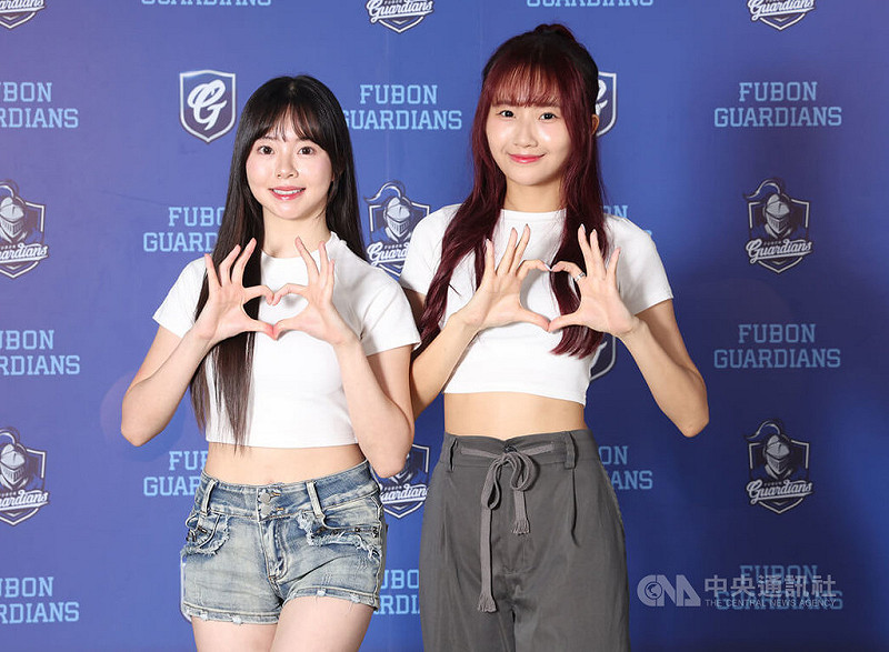 中職富邦悍將專屬啦啦隊Fubon Angels今年選入10名練習生，將以Fubon Angels Mini團名亮相，其中貝兒（左）與陳愉（右）有職籃啦啦隊經驗，對於棒球場上的應援也躍躍欲試。中央社記者張新偉攝  114年7月31日   
