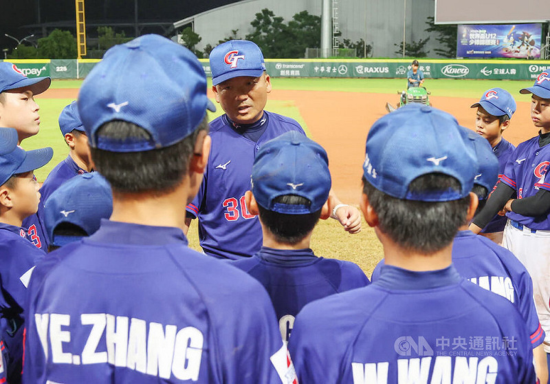 U12世界盃棒球賽台灣隊1日複賽對上美國,比賽後半段失守以5比6吞敗,總教練章子健(中後)賽後鼓勵選手,能扛住國家隊壓力走到這裡,表現值得肯定。中央社記者張新偉攝 114年8月1日