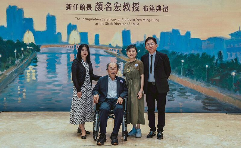 高美館新任館長顏名宏(右一)與歷任館長黃才郎(左二)、謝佩霓(左一)、李玉玲(右二)。 圖:高美館/提供