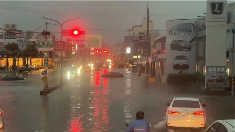 台南多地也傳出淹水災情，有轎車困在積水中間、快要滅頂。   圖：翻攝臉書