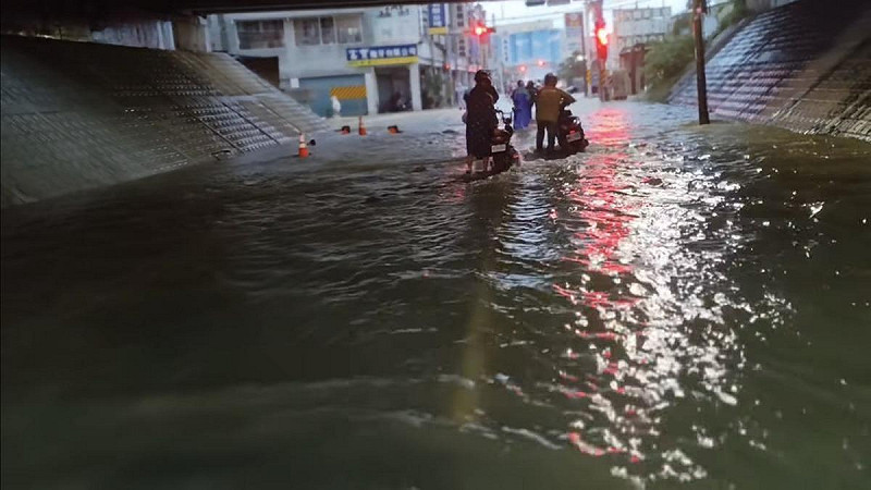 受到西南氣流影響，中南部7月28日起連續7天降下劇烈雨勢，並造成災情。   圖：翻攝台南大小事網站照片