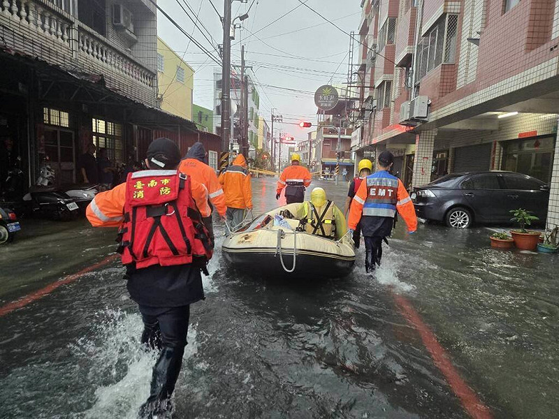 西南氣流影響，台南市2日明顯降雨，局部地區淹水，消防局上午出動小艇進入安定區撤離1名亟需洗腎男子。（台南市消防局提供）中央社記者張榮祥傳真　114年8月2日   